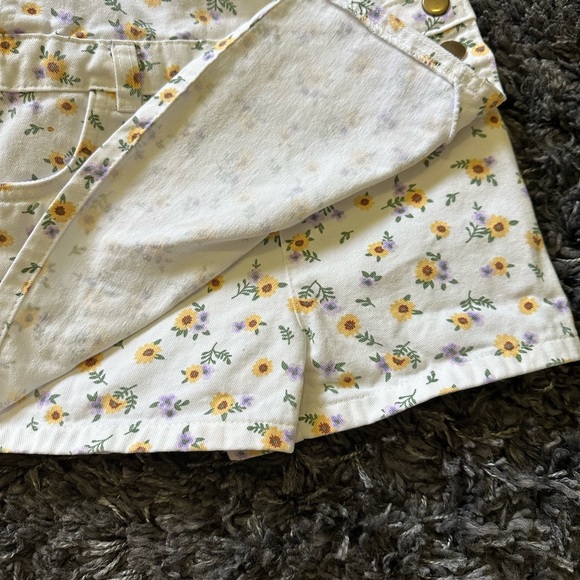 Little Lass Floral Overall Skort with Tshirt and Sunglasses, size 5 - Picture 5 of 8